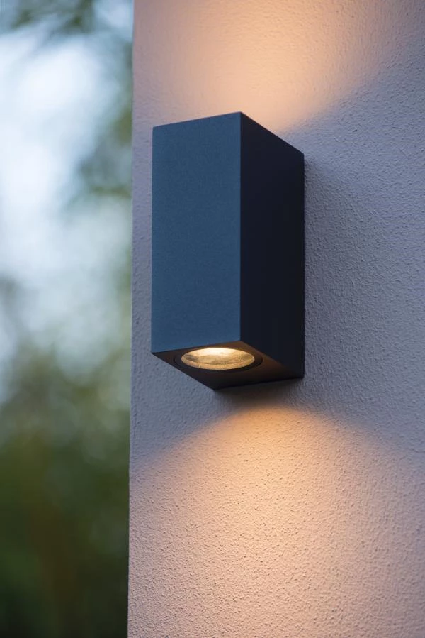 Lucide ZARO - Wandstrahler / Wandleuchte Innen/Außen - 2xGU10 - IP44 - Schwarz - Atmosphäre 1